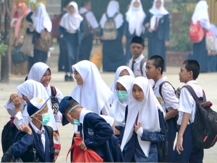 Ribuan Massa Kepung DPRD Jatim, Sekolah Diliburkan