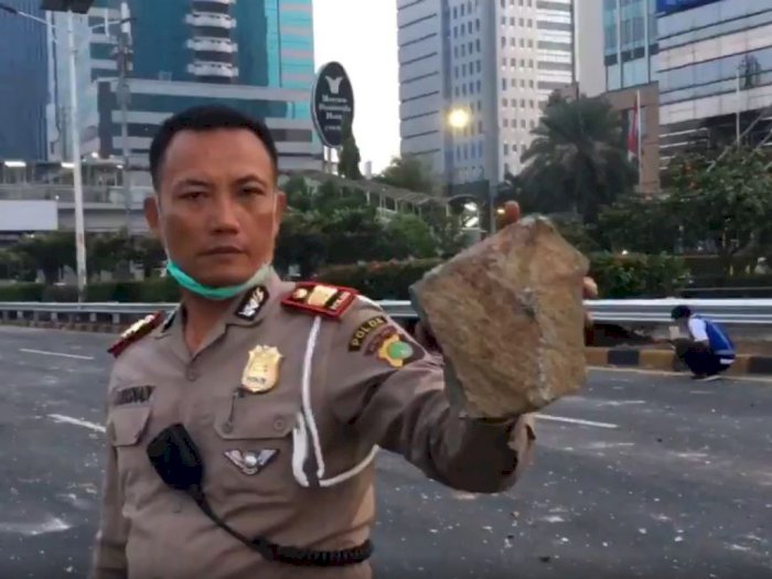 Bersihkan Jalan Tol Slipi, Petugas Kebersihan DKI Dikawal Polisi