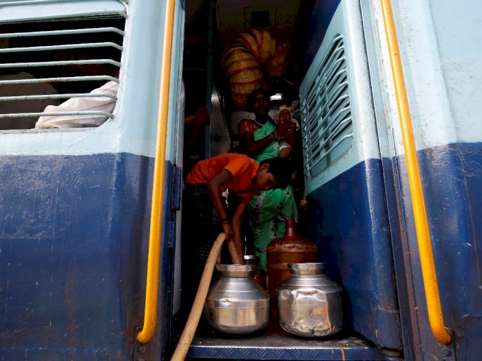 Kisah Sedih Anak India yang Harus Naik Kereta Untuk Dapat Air Bersih