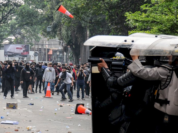 Diwarnai Pelemparan Batu, Aksi Massa di DPRD Jawa Barat Ricuh