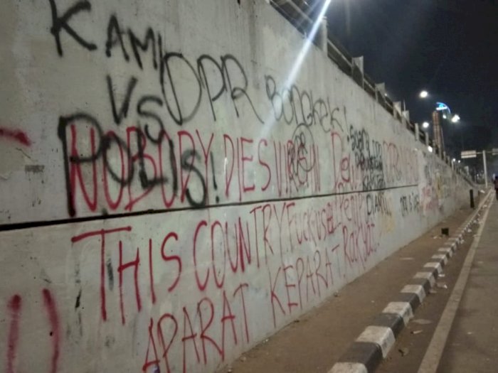 Massa Tulis Kalimat Makian ke DPR dan Polisi di Tembok Ibu Kota