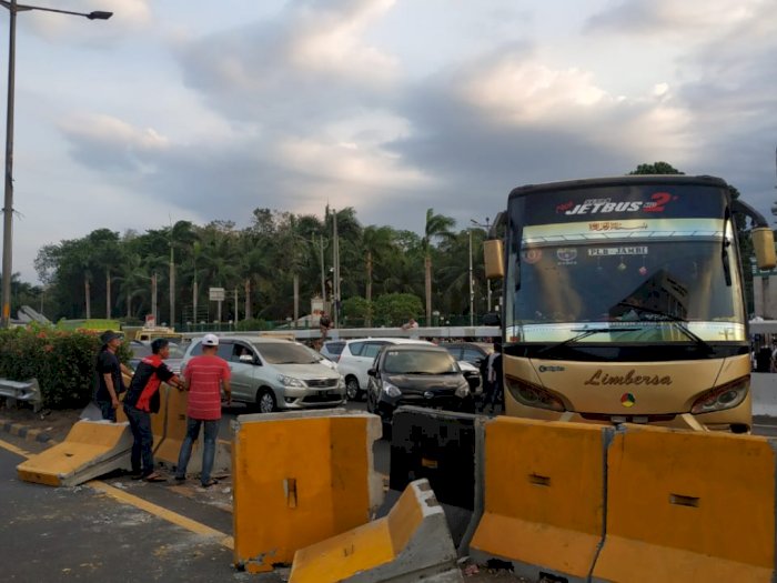Massa Duduki Jalan, Bus Limbersa Putar Balik di Tengah Tol