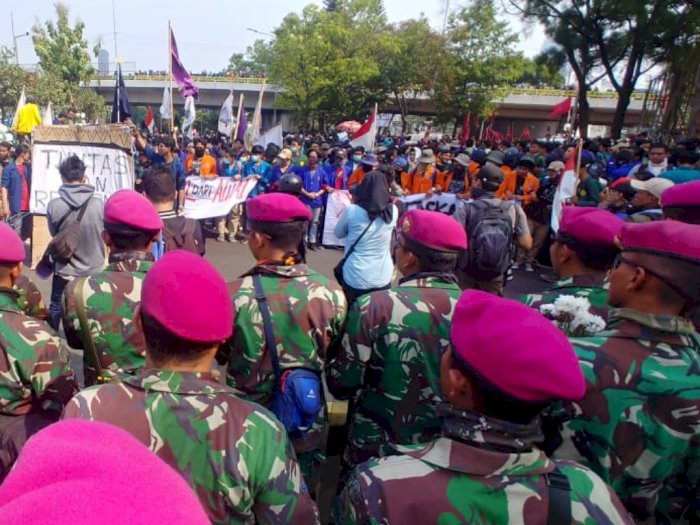 Baret Ungu Bikin Massa Terduduk di Bawah Flyover Senayan