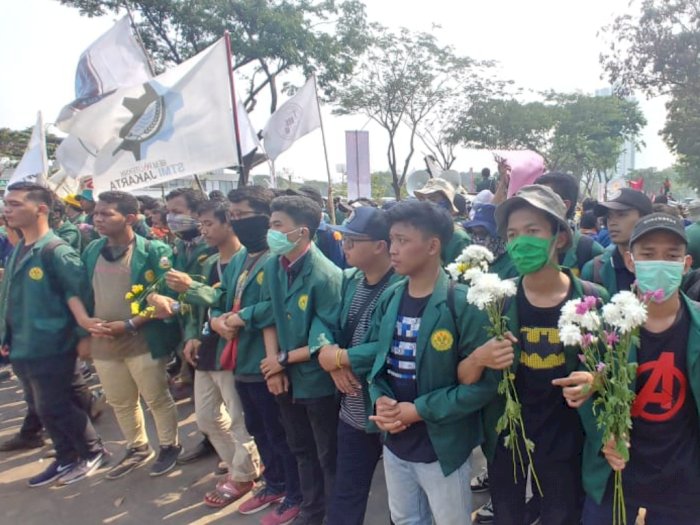 Berbekal Sepucuk Bunga di Tangan, Massa Mulai Bergerak ke Gedung DPR