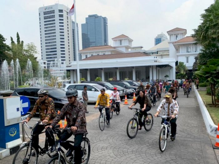Anies Rayakan Hari Batik Nasional dengan Bersepeda