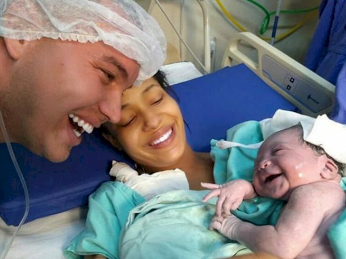 Gemas! Bayi Baru Lahir Ini Langsung Tersenyum Saat Melihat Ayahnya