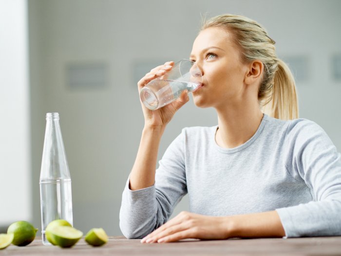 Dokter Kulit Bantah Minum 8 Gelas Air Sehari Bikin Kulit Awet Muda