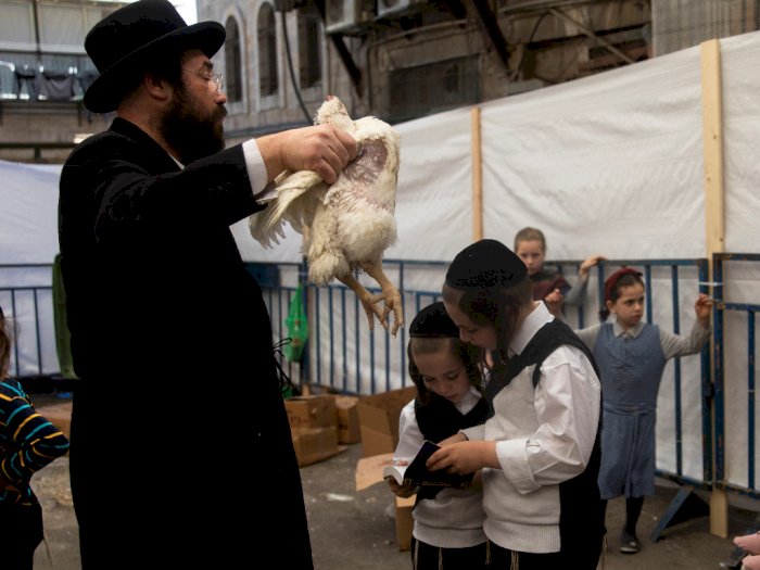 FOTO: Ritual 'Kaparot' Yahudi Ortodoks, Penebusan Dosa dengan Ayam