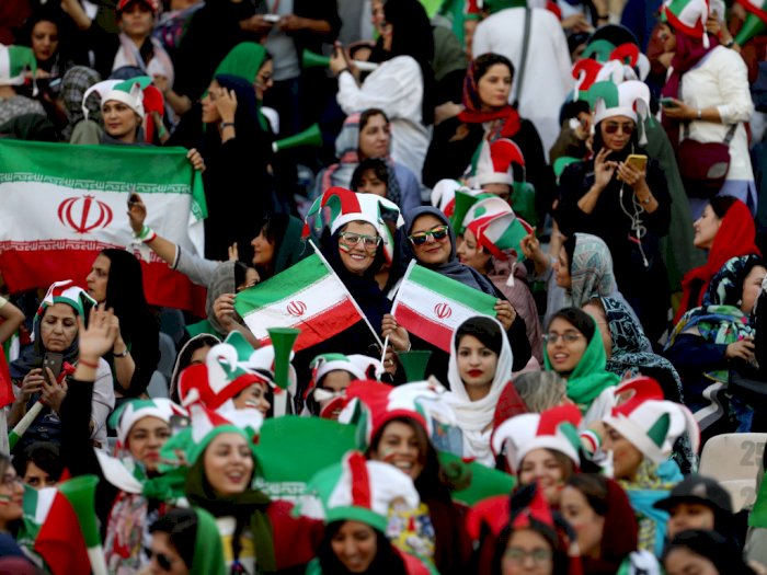 Potret Kegembiraan Wanita Iran Bisa Tonton Sepakbola di Stadion Lagi