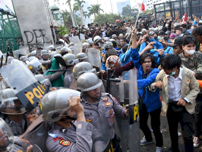 Jokowi Didesak Turun Tangan Evaluasi Kerja Polisi Terkait Unjuk Rasa