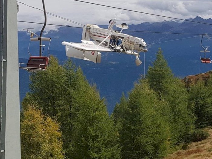 Tragis, Sebuah Pesawat Nyangkut di Kabel Lift Ski