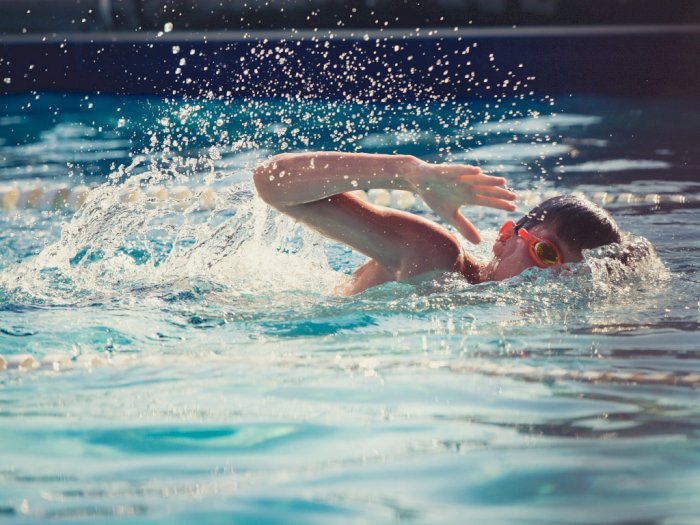 Benarkah Berenang Usai Makan Bisa Membahayakan Tubuh?