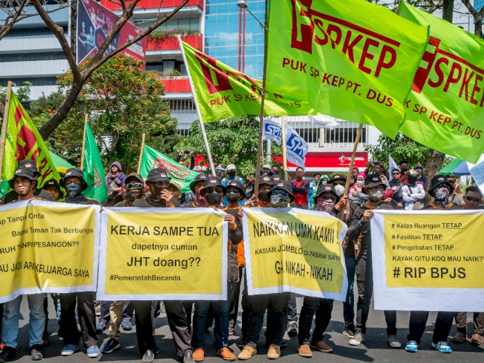 Buruh Demo ke Istana, Jokowi Lagi Lawatan Kerja di Papua