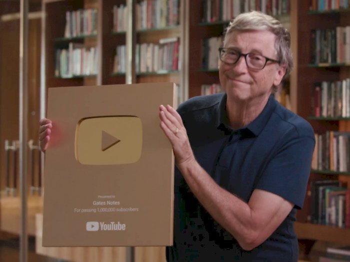 Dapat Satu Juta Subscribers, Bill Gates Unboxing Gold Play Button