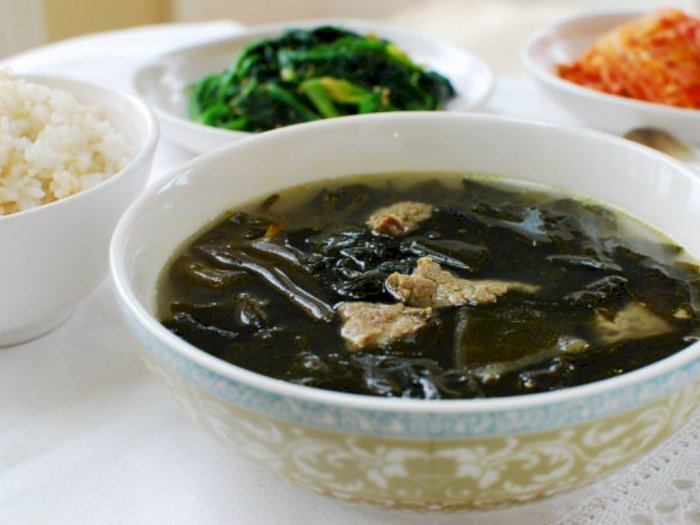 Menyantap Sup Rumput Laut, Tradisi Bagi yang Berulang Tahun di Korea