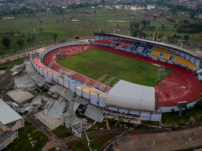 Atap Stadion Arcamanik Bandung Ambruk Diterjang Angin Kencang