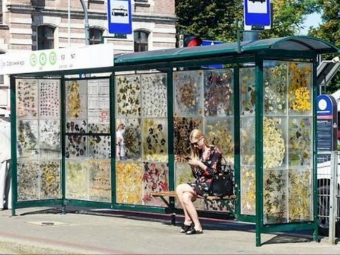 Keren, Seniman Polandia Sulap Halte Trem Jadi Galeri Bunga