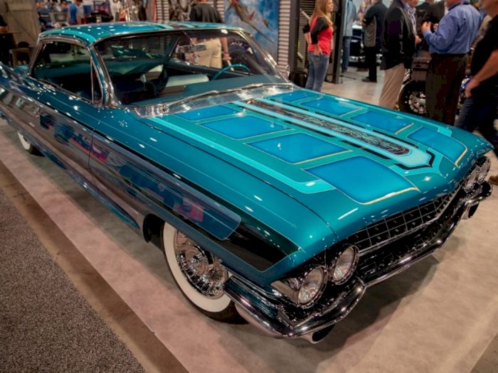 Berjubah Blue Royal, Mobil Klasik Cadillac 1961 Tampil Menggoda