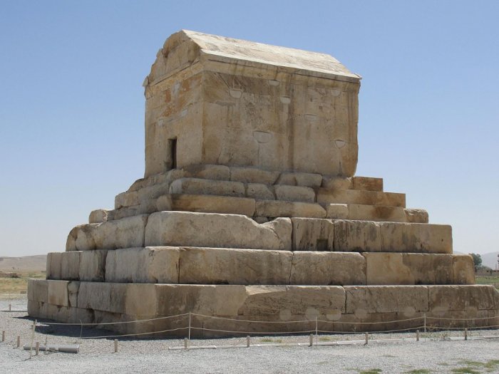 Makam Raja Cyrus Agung dari Persia, Bangunan Pertama yang Tahan Gempa