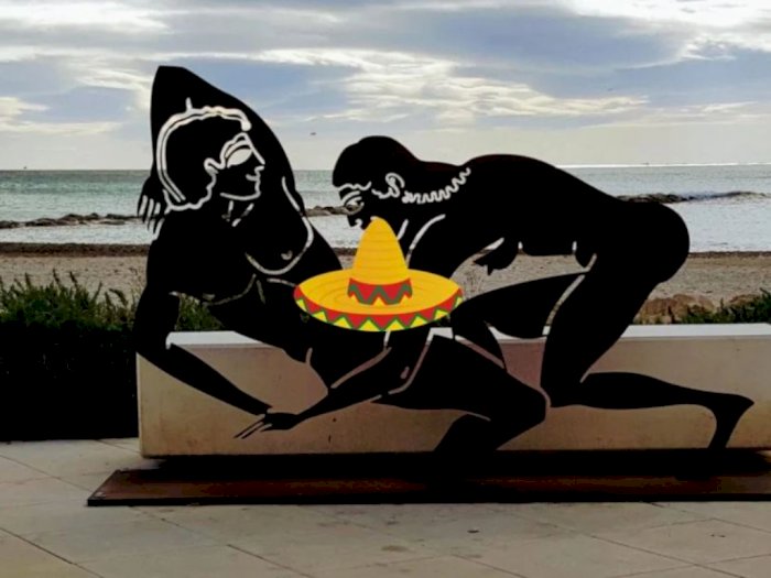 Turis Kaget Ada Karya Seni Instalasi Vulgar di Pantai Ini