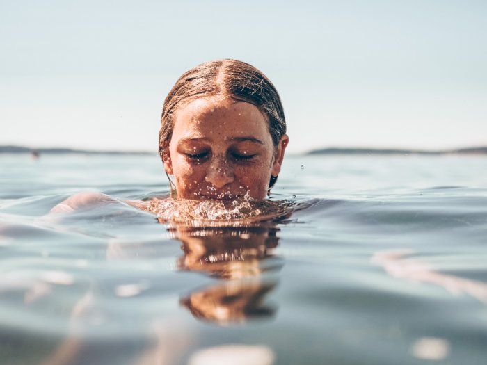 3 Cara Melindungi Rambut dari Klorin Ketika  Berenang