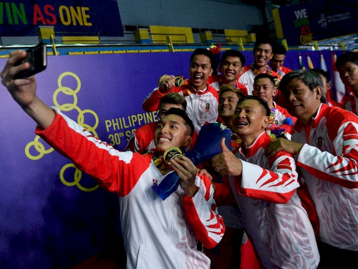 FOTO: Kegembiraan Tim Bulu Tangkis Putra Usai Raih Emas SEA Games 2019