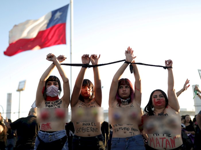 FOTO: Aktivis Wanita Chili Telanjang Dada Saat Unjuk Rasa