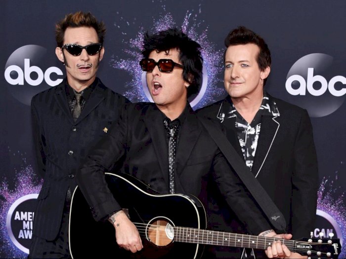 Vokalis Green Day Ungkap Alasan Memilih Judul “Father of All…”
