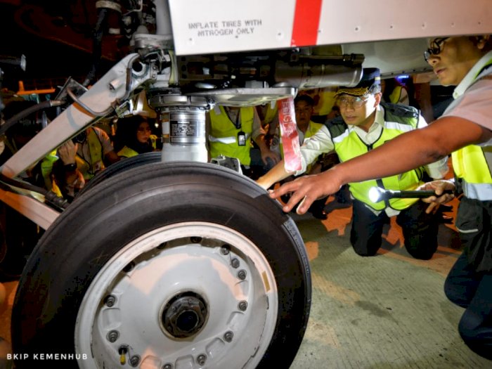 FOTO: Menhub Cek Kesiapan Pesawat Jelang Mudik Nataru 