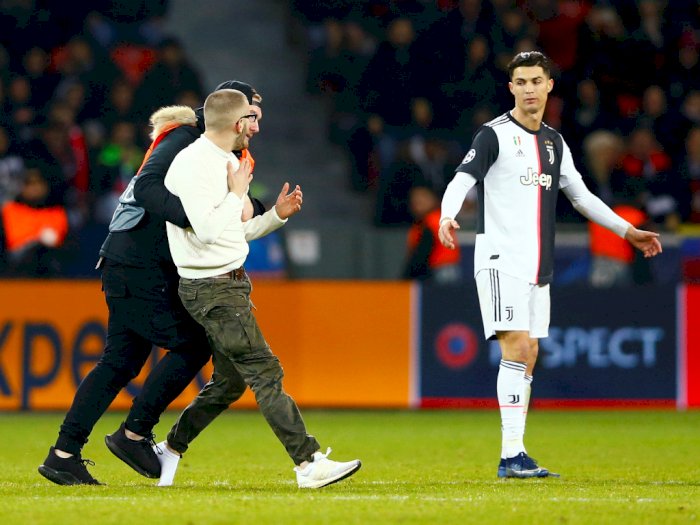 FOTO: Ronaldo Jadi Sasaran Penyusup di Laga Leverkusen VS Juventus 