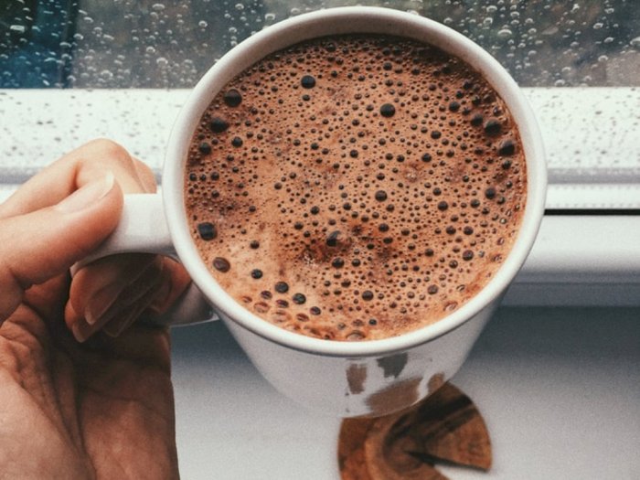 10 Manfaat Manis Minum Cokelat Panas di Pagi Hari