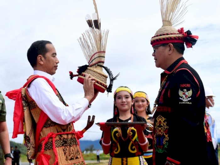 FOTO: Jokowi Dianugerahi Gelar Adat Dayak Lundayeh di Nunukan