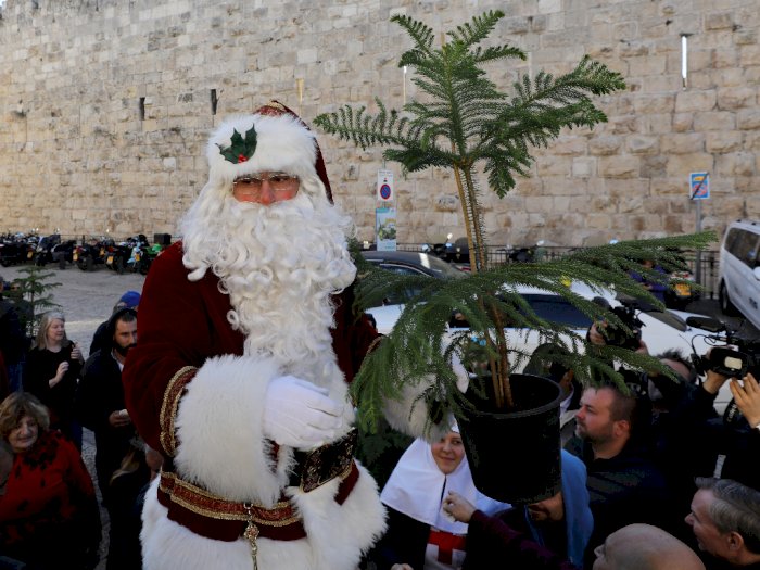 FOTO: Sinterklas Palestina Bagikan Pohon Natal Gratis di Yerusalem