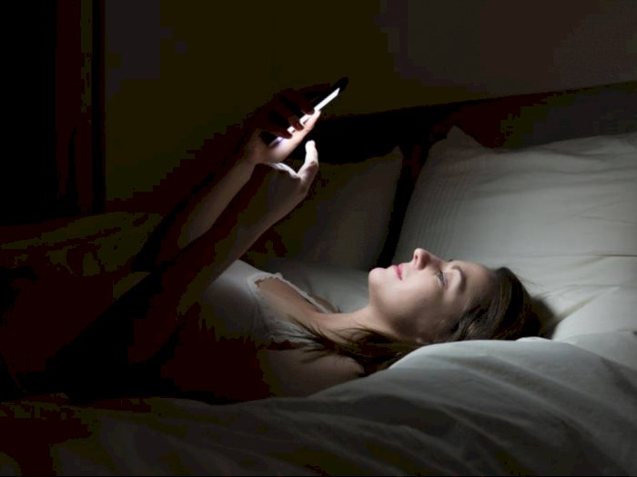 Ini Alasan Mode Malam Ponsel Nggak akan Bantu Tidur