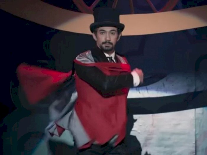 Reza Rahadian Jadi Pesulap di Film Terbarunya, "Abracadabra"