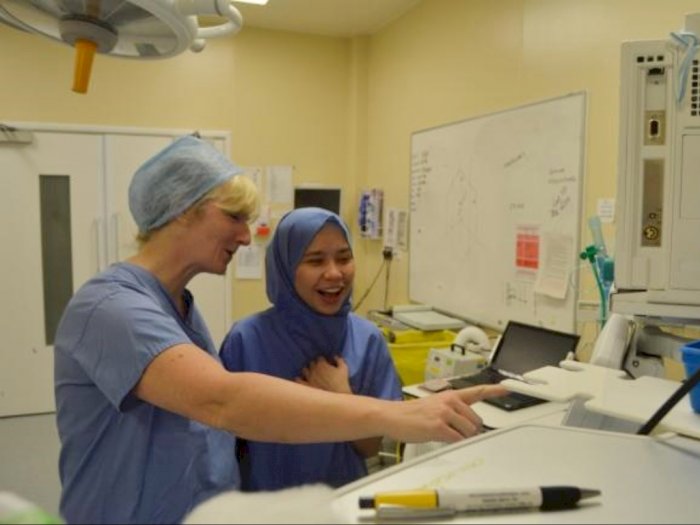 Farah, Dokter yang Memiliki Inovasi Hijab Steril untuk Operasi 