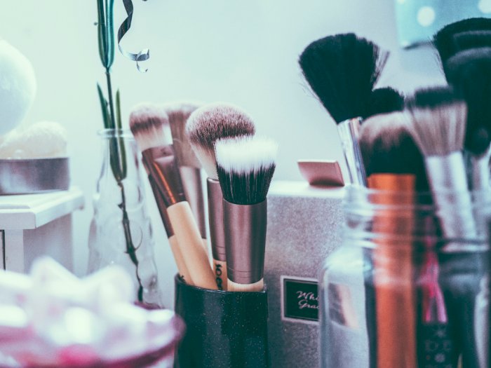 Waspada, Aplikator Makeup Kotor Bisa Jadi Sarang Bakteri Berbahaya