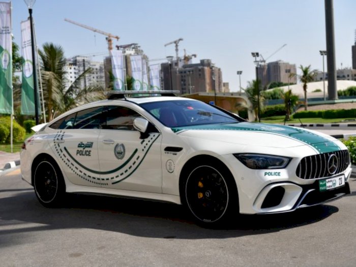 Polisi Dubai Pakai Mobil Buas Mercedes untuk Patroli