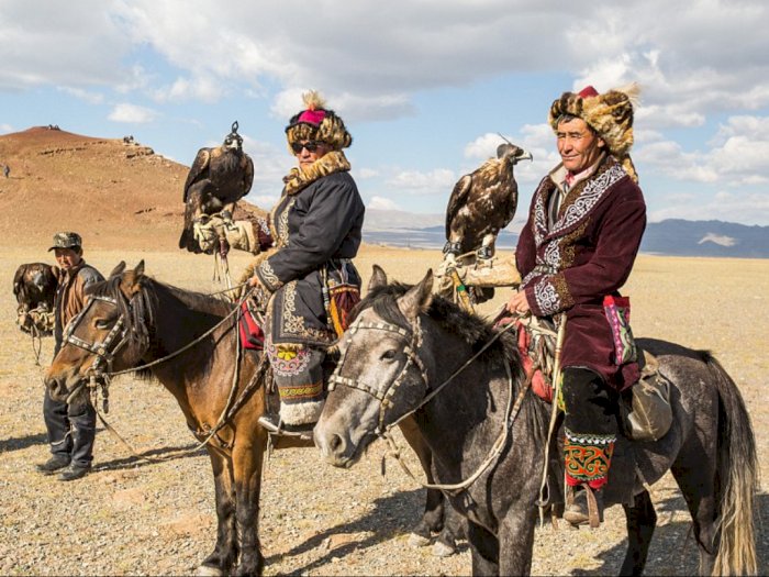 Suku Kazakh, Kaum Pemburu dengan Bantuan Elang di Mongolia