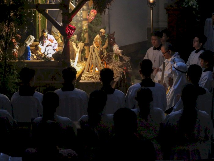 FOTO: Khidmatnya Misa Malam Natal di Berbagai Daerah