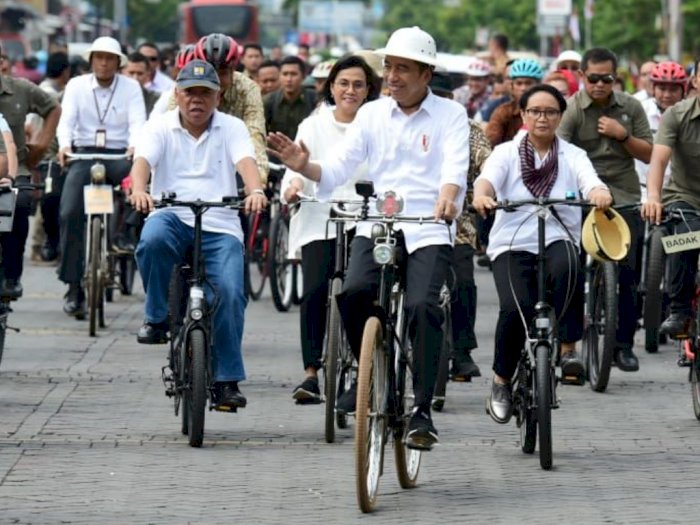 FOTO: Gaya Jokowi Naik Sepeda Ontel di Kota Lama Semarang 