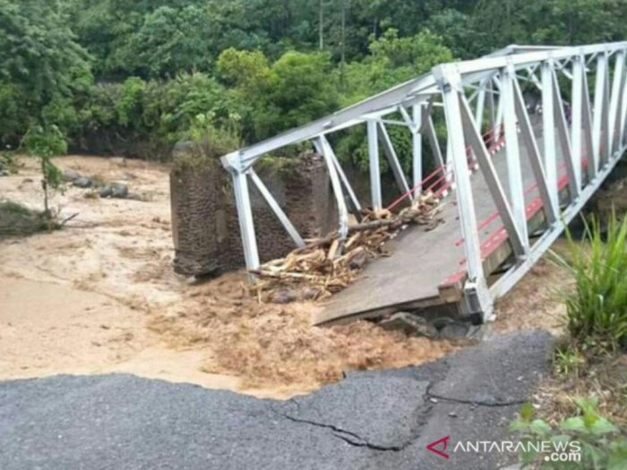 Banjir di Sumsel Putuskan Satu Jembatan & Hanyutkan 7 Rumah