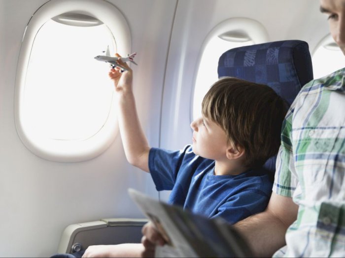 Liburan Bareng Anak, Ini 4 Tips Anti Stres di Pesawat
