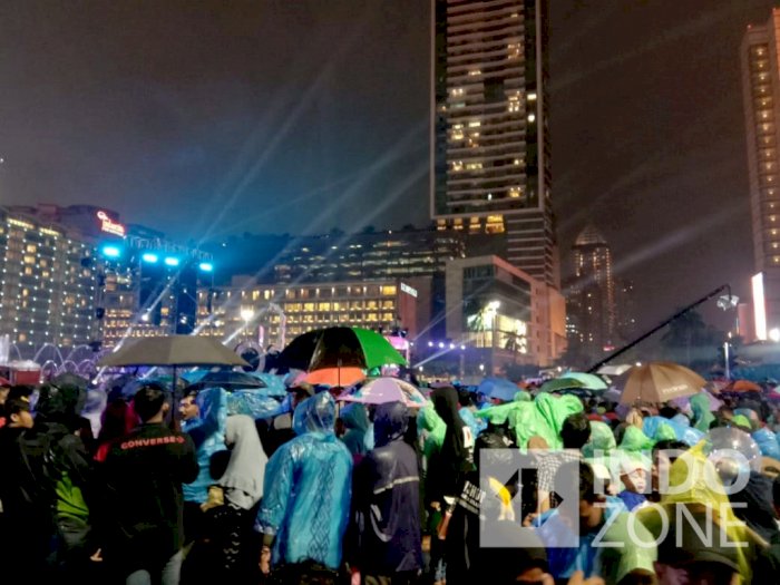 Hujan Tak Menyurutkan Semangat Warga Jakarta Sambut Tahun Baru