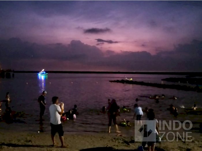 Anak-Anak Ramai Berenang Sambil Tunggu Pergantian Tahun di Ancol