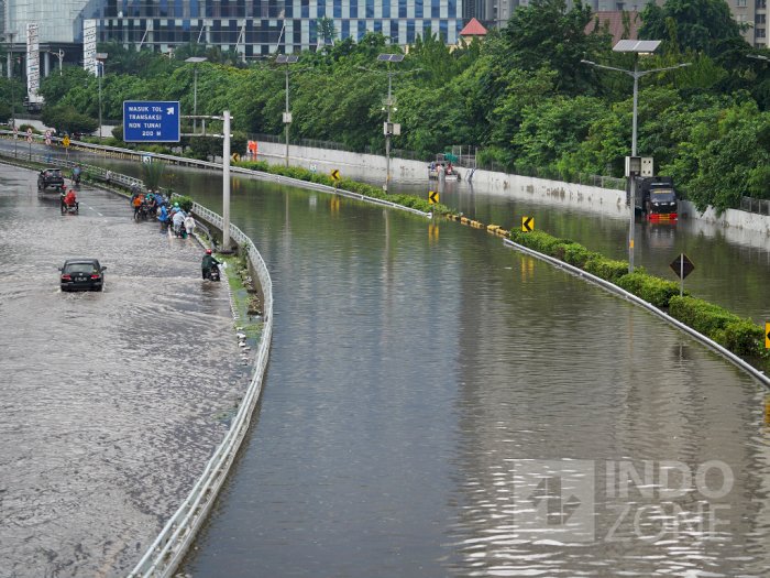 FOTO: Begini Penampakan Banjir di Tol Dalam Kota Jakarta