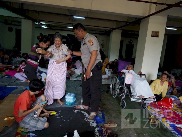 FOTO: Begini Kondisi Pengungsi Banjir di Kampung Pulo