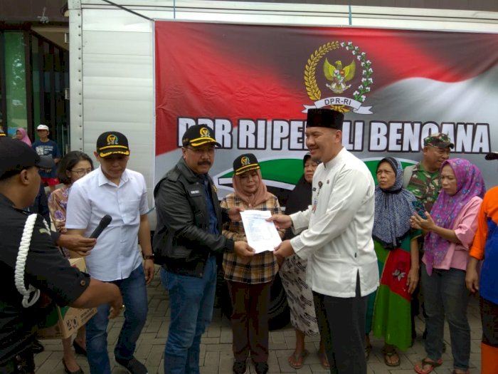 Anggota DPR Beri Bantuan ke Korban Banjir Kampung Lobang Pengadegan