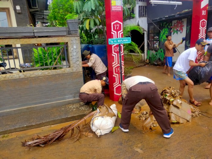 Pramuka Saka Wira Kartika Bantu Korban Banjir Bintaro