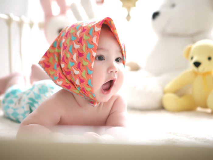 Latih Bayi Tengkurap Sendiri dengan Tiga Cara Ini